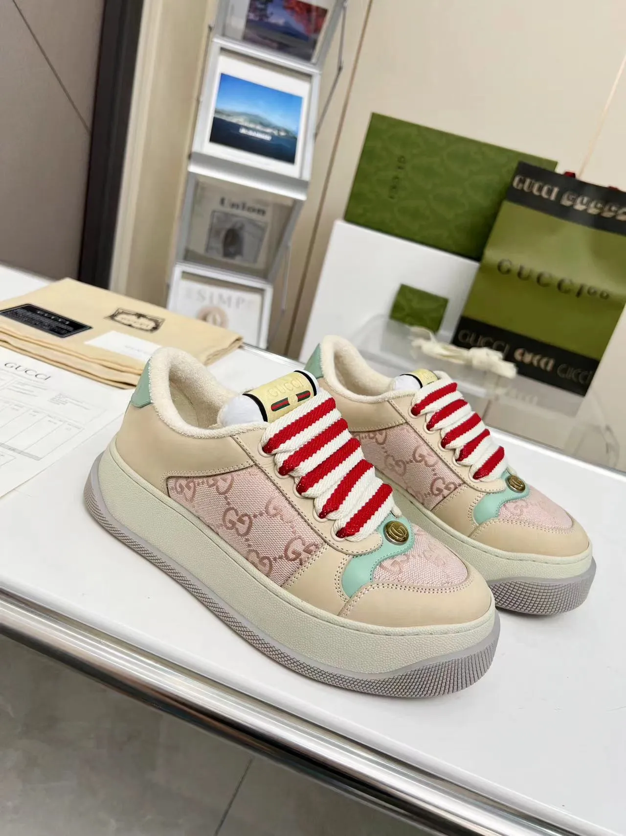 👟👟Ex-factory price 520 Women's Shoes Factory Gucci New Screener Series Couple Style Chubby Bread Shoes Small Dirty Shoes Fatty Double G Casual Sneakers Original Purchase Develop Original Purchase Develop Screener series sneakers are inspired by the classic sneakers of the 1970s and named after the defensive action in sports. They are decorated with striped webbing on the side and embellished with retro Gucci logos. These sneakers are made of GG canvas. Purple leather details add depth to the piece with sharp contrast, and the details are fuller. Exquisite packaging at the delivery counter Fabric: Original imported cowhide + double G fabric Lining: Original customized breathable terry velvet Sole: Original molded TPU outsole Sole thickness: 6CM Size: Women's 35-40 / Men's 39-45